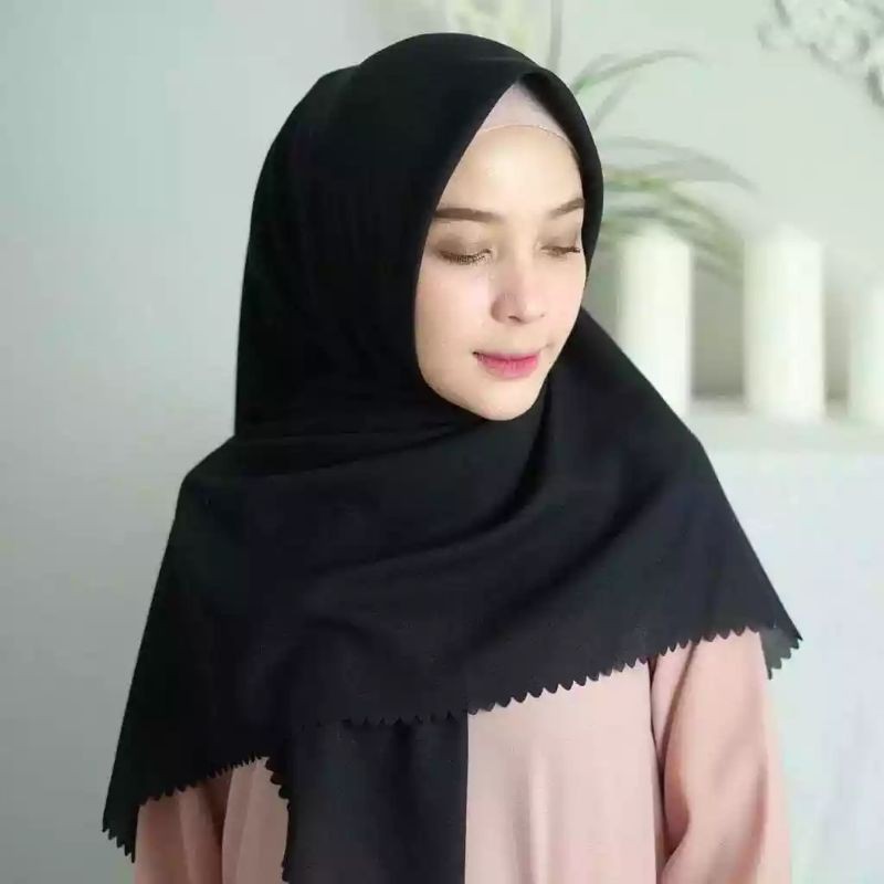 hijab segi 4 bella laser/hijab polycottoon lasercut-Hitam