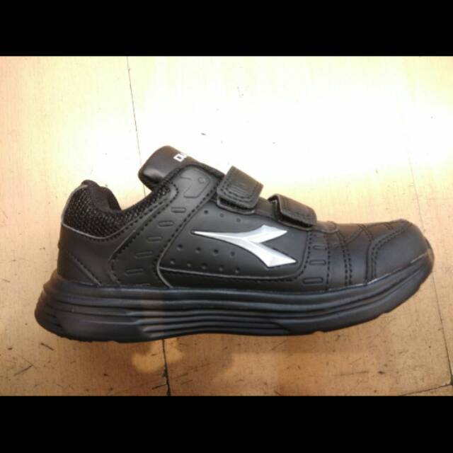 Sepatu Hitam Anak Diadora