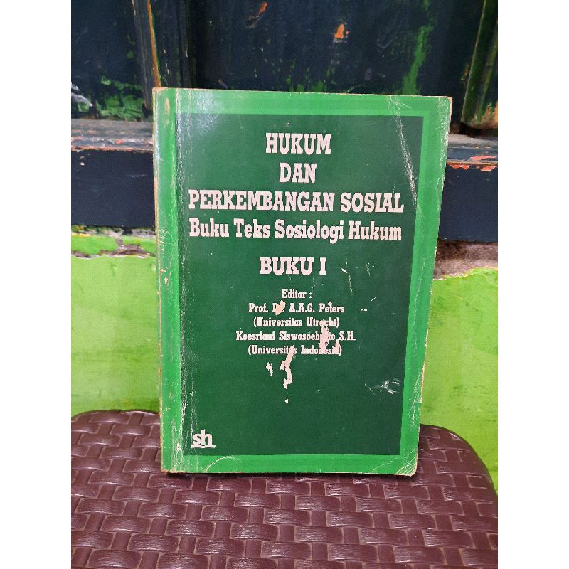 

HUKUM DAN PERKEMBANGAN SOSIAL - BUKU TEKS SOSIOLOGI HUKUM OLEH PROF Dr A A G PETERS
