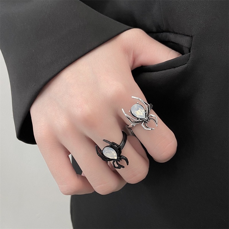 Cincin Model Terbuka Bahan Metal Desain Laba-Laba Hias Zircon Gaya Punk Kreatif Adjustable Untuk Pria / Wanita