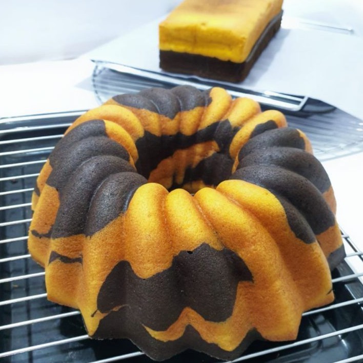 

KETO/ Diabetic/ Gluten Free MARBLE Cake, diameter 24. Berat 1,2 - 1,4 Kg.