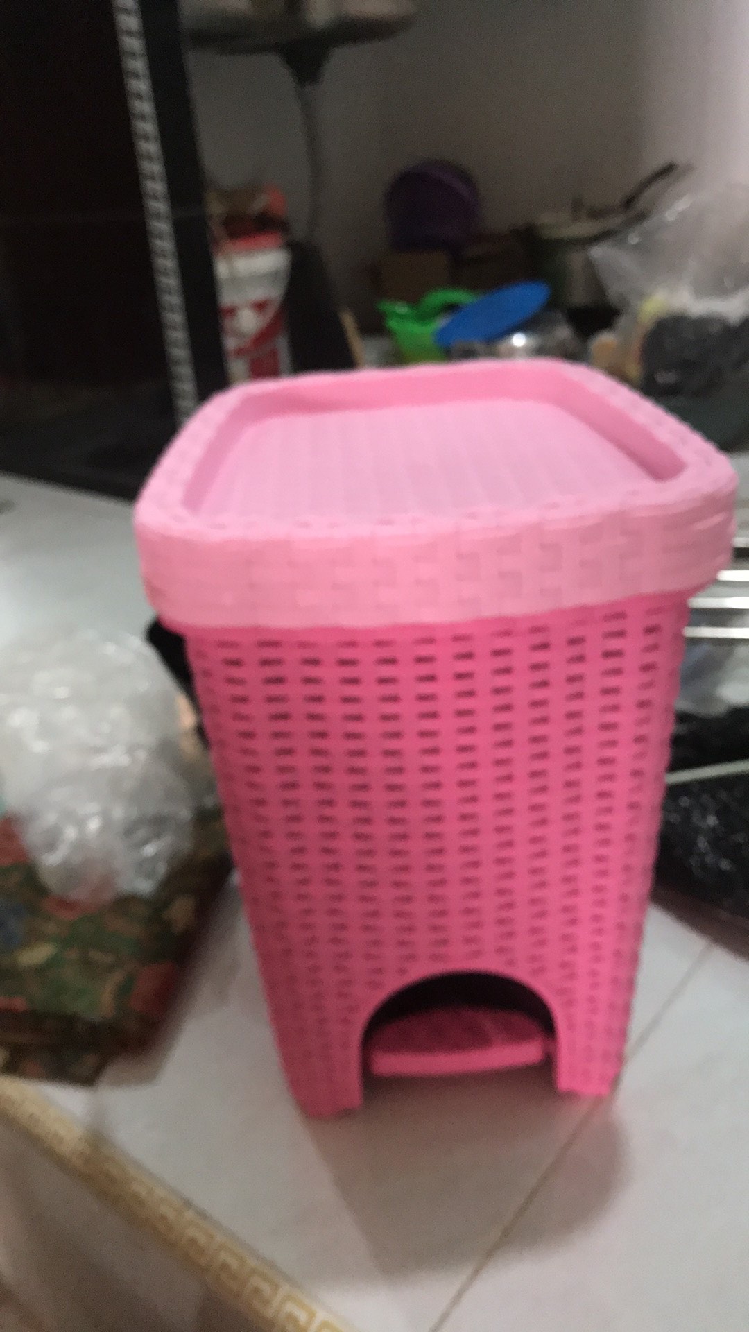 Tempat Sampah Rotan Injakan Gr Pink / Tong Sampah Indoor Genki Market