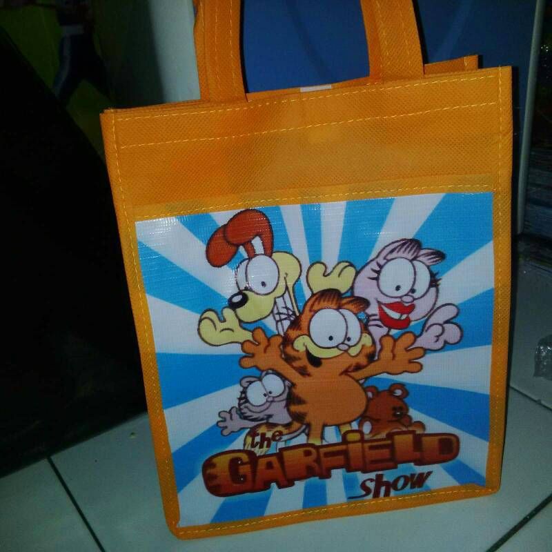 

TAS ULTAH GARFIELD KARAKTER KARTUN KUCING MODEL KANTONG DEPAN