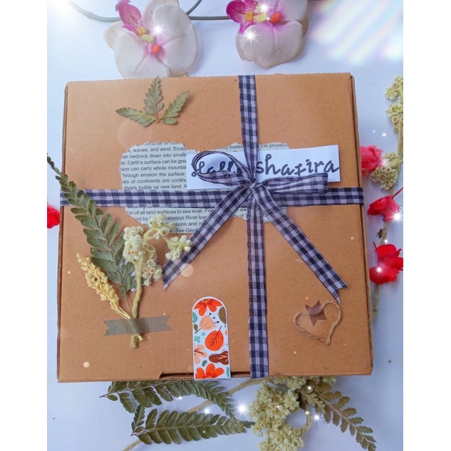

KADO GIFTBOX HAMPERS ULANG TAHUN WISUDA CEWEK COWOK