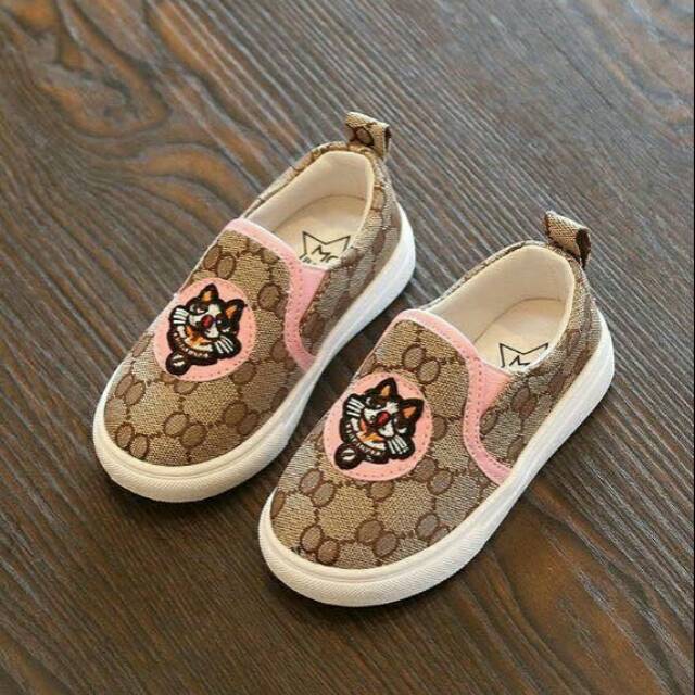 Sepatu flat Gucci anak perempuan