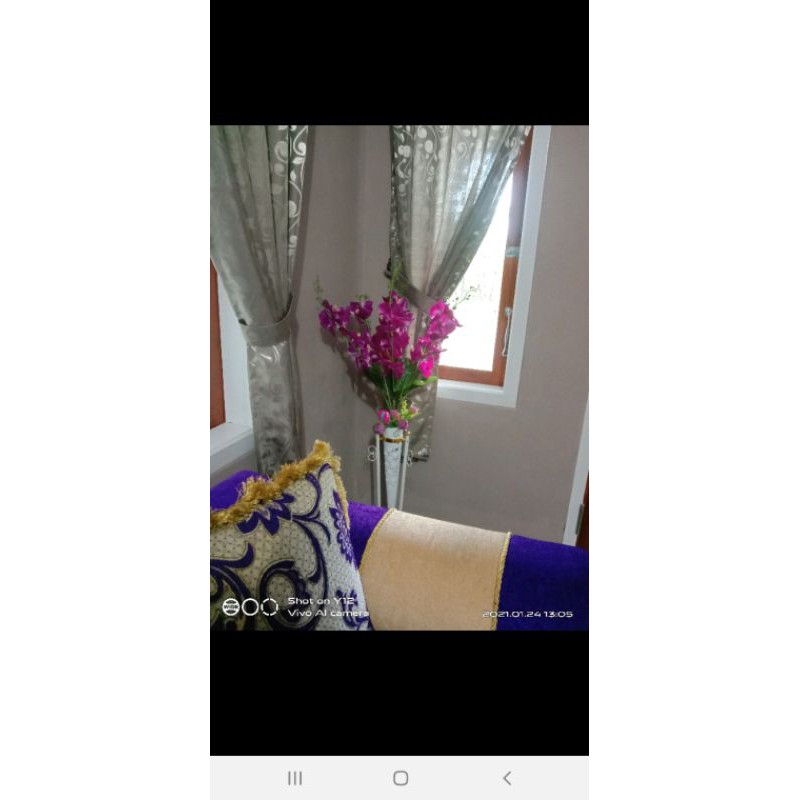 rangkaian bunga sudut ruangan bunga anggrek dengan pot standing putih