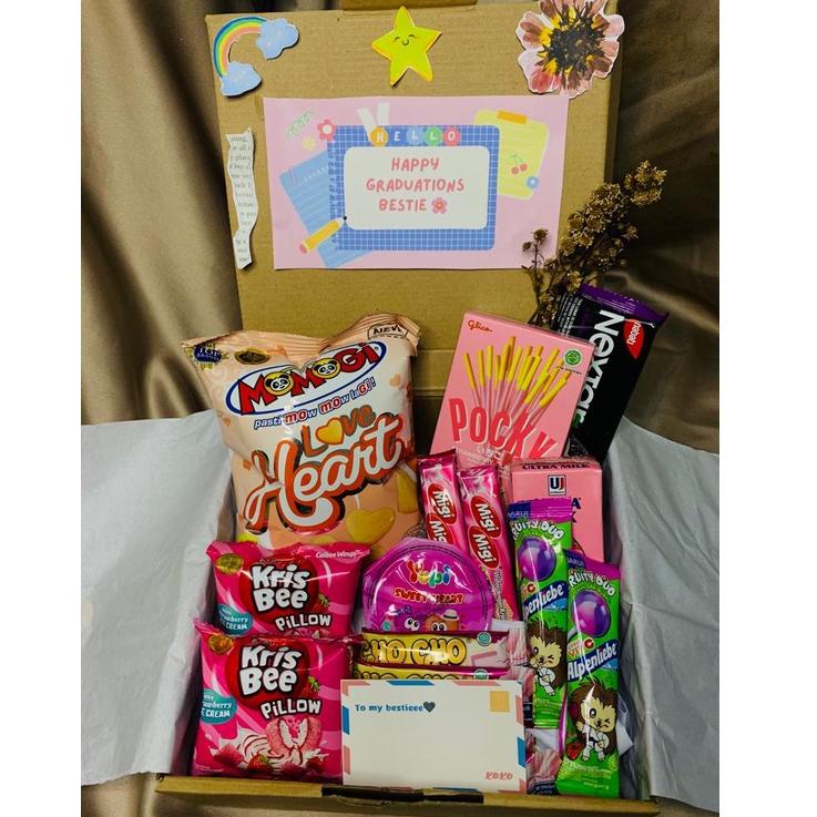 

HAMPERS SNACK BOX GIFT BOX hadiah lebaran / hampers parsel lebaran / Hampers makanan / kado ulang tahun / hadiah wisuda C9QQ7 Sedang rame