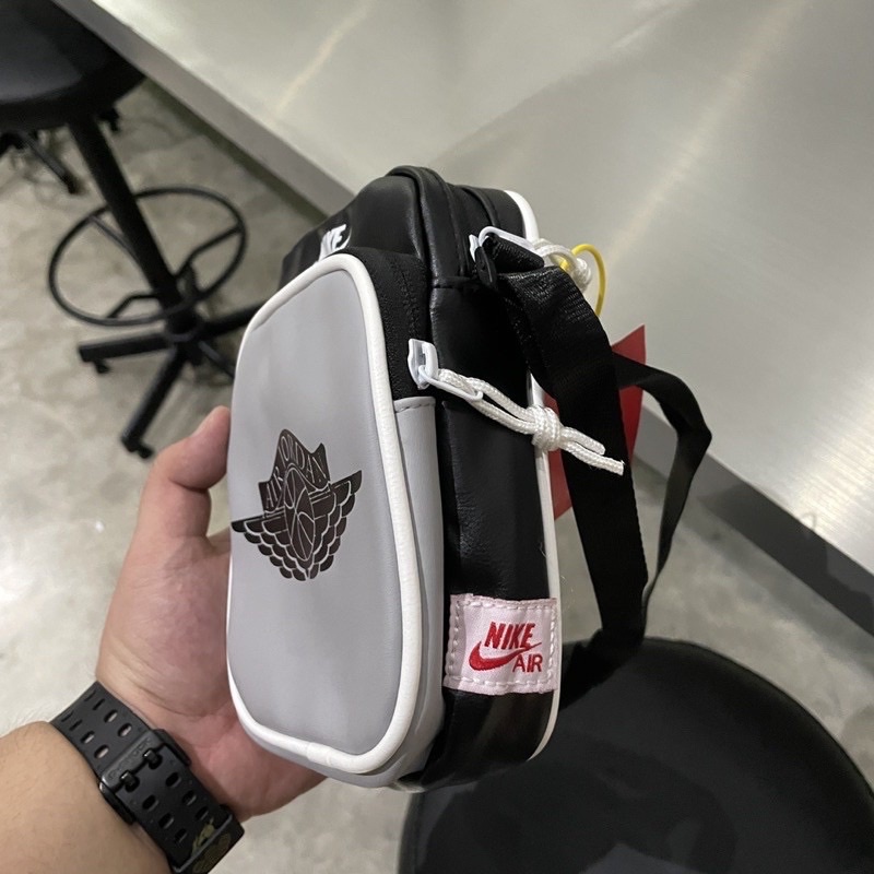 ((BEST QUALITY)) SLINGBAG NIKE AIR JORDAN WINGS LEATHER / TAS SELEMPANG NIKE AIR JORDAN WINGS / TAS BAHU NIKE AIR JORDAN WINGS / SLINGBAG WANITA NIKE AIR JORDAN / SLINGBAG PRIA NIKE AIR JORDAN