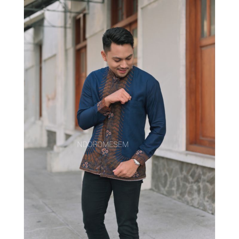 koko kemeja batik navy lengan panjang by ndoromesem bahan katun