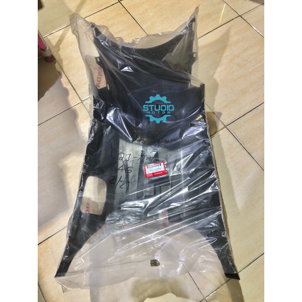 LANTAI ATAS BAWAH COVER UNDER / FOOTREST / BORDES SCOOPY CARBU 64340KYT900