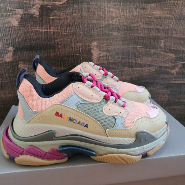 Sepatu Balenciaga triple s pink