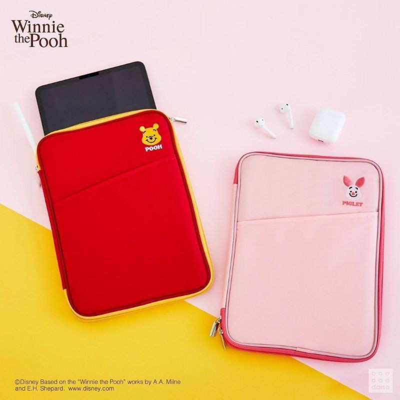 

Organizer Ipad Case / Buku Alat Tulis Dengan Lapisan Busa Tebal Disney X Daiso Korea Winnie The Pooh