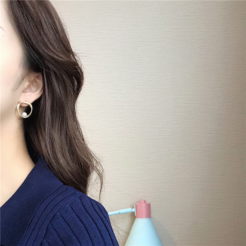 Anting S925 silver needle Bentuk Geometris irregular Aksen Mutiara matte Untuk Wanita
