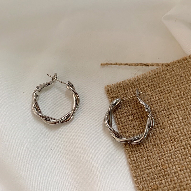 Twisted hoops earrings
