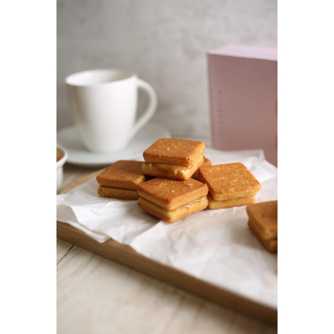 

Spesial Promo Momoiro Sando Biscuits (Buttercream and caramel)