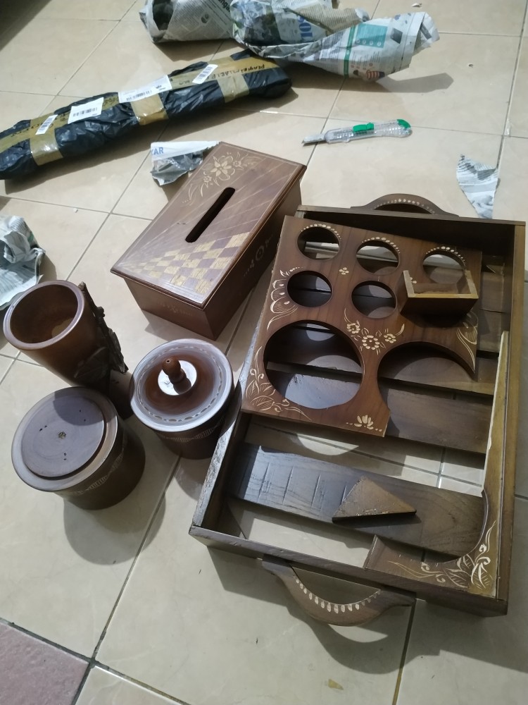 Vas Bunga Kayu Jati Ukir Tempel Bunga. Dimensi 8 X 20 Cm.l