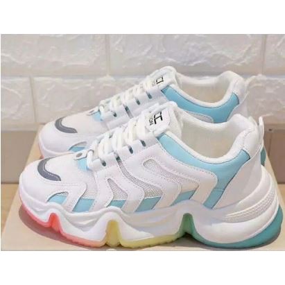 sepatu sneakers wanita