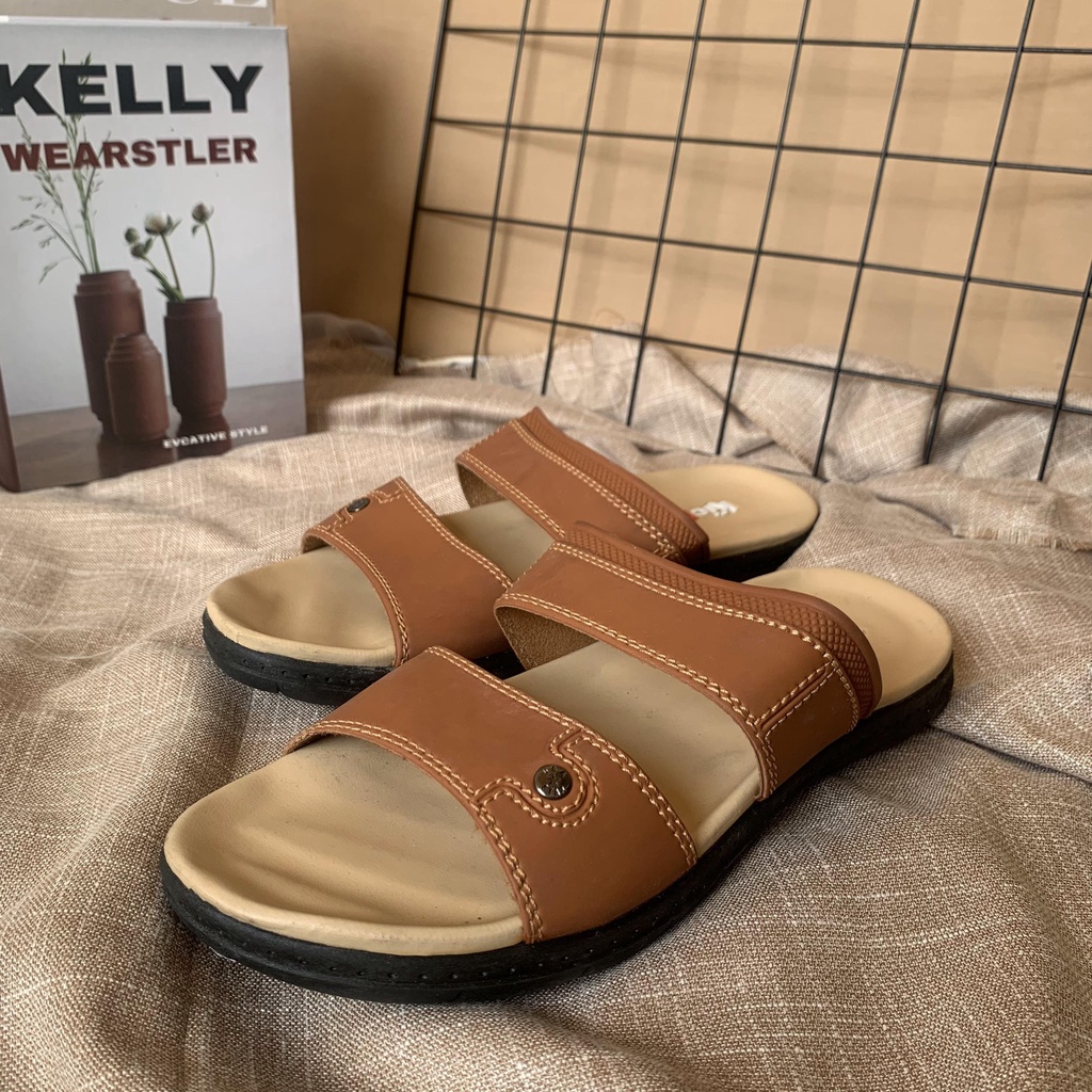 (TANPA KARDUS)Sandal japit cowok slop pria modle terbaru terlaris SANDAL TAMPAN TERMURAH Sandal pria dewasa Sandal pria Sandal jepit pria Sandal casual pria elegant Sandal kulit Share: Sandal Kasual Kulit Pria Original Model Jepit Pria Santai Ringan Sanda