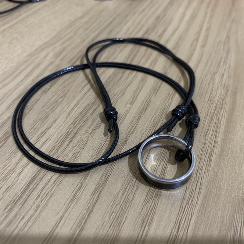 Kalung Tali Hitam Korea Liontin Cincin Titanium Pria Keren Kekinian