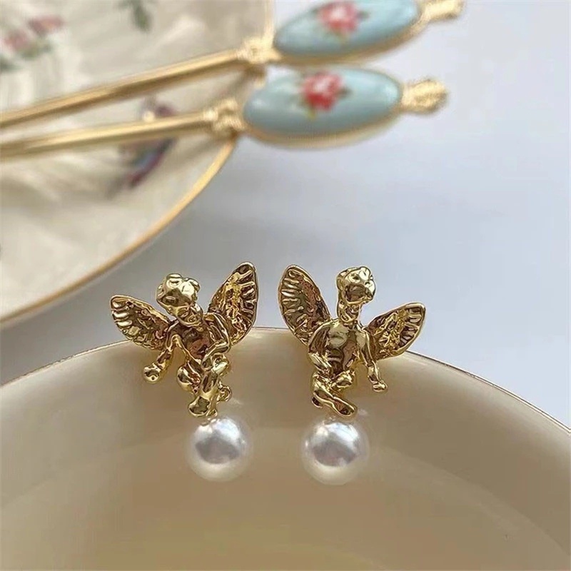 Anting Stud Desain Malaikat Cupid Aksen Mutiara Warna Emas Gaya Retro Elegan Untuk Pesta Pernikahan