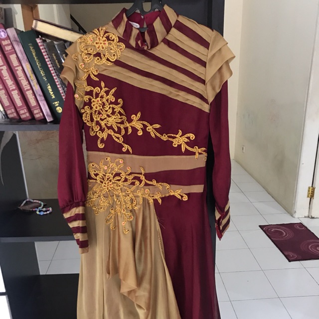 Dress gaun pesta merah maroon