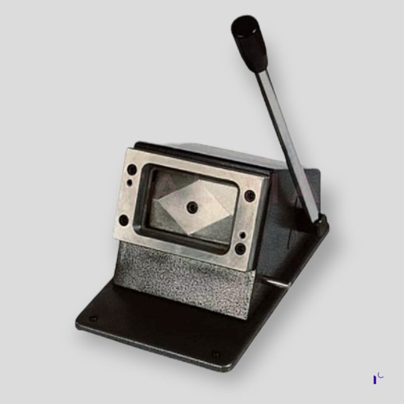 

Mesin Plong Alat pemotong ID card Pemotong kartu PVC ukuran 54 x 86mm. Alat potong ID card