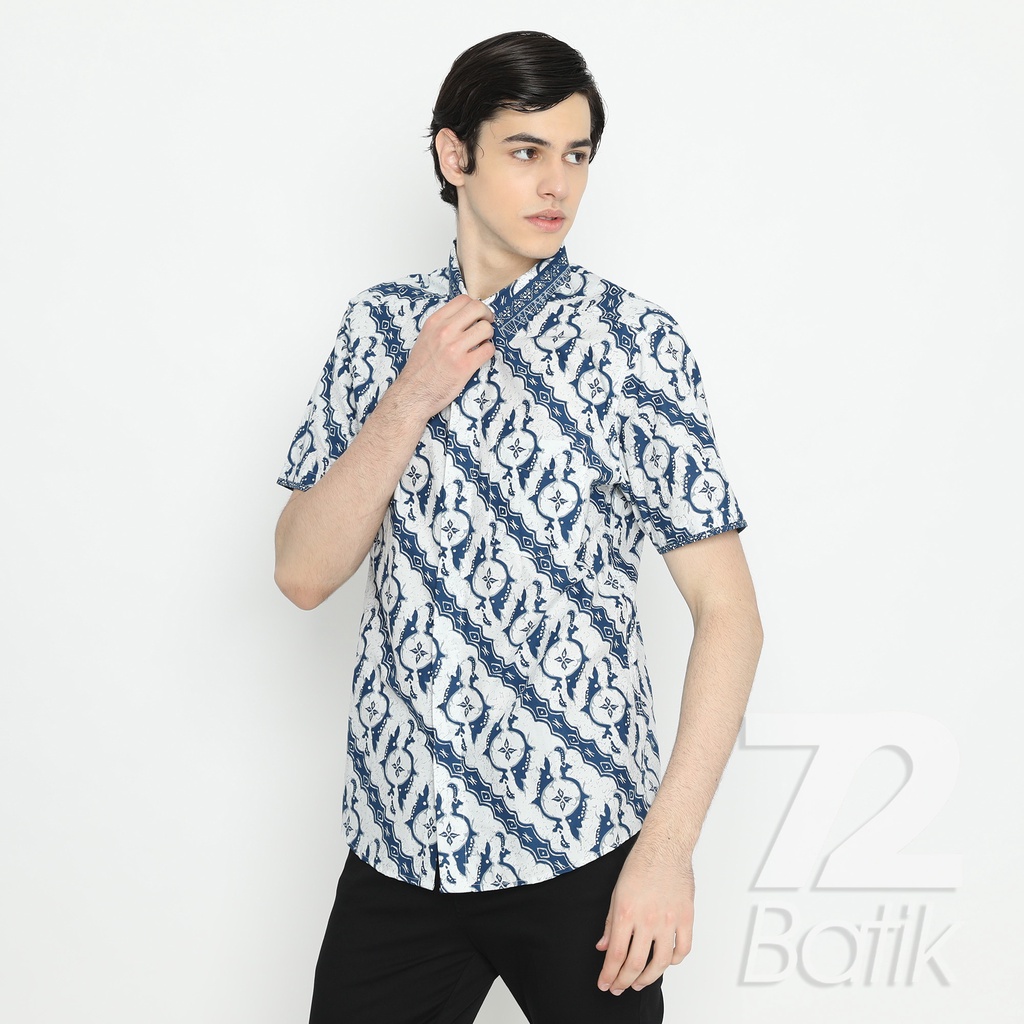 BATIK COUPLE KELUARGA  Kemeja Rok Lilit Instan Pria Lengan Panjang Slimfit Premium Lereng Putih Biru 723619 Cap 72 - Baju Kemeja Atasan Pakaian Batik Couple Cople Pria Cowok Laki Laki Remaja Keluarga Lengan Panjang Modern Slimfit Premium Kekinian