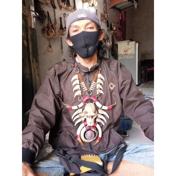 Kalung Etnik Pria Taring Babi Dan Tengkorak Kepala Monyet Kera Dayak