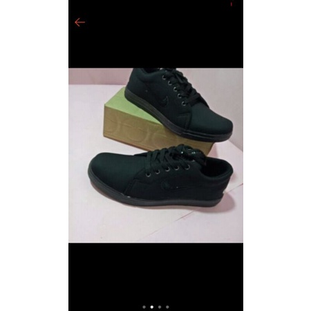 sepatu sekolah anak SMA