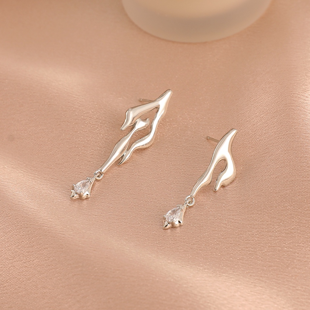 Anting Asimetris Dengan Liontin Kristal Untuk Wanita