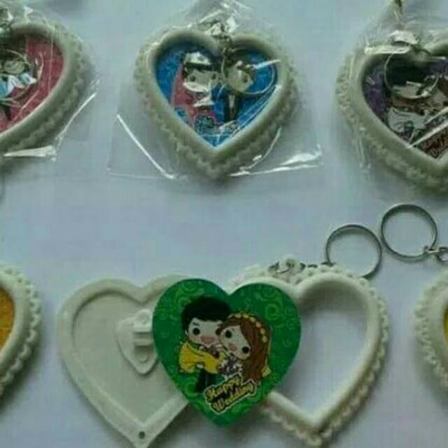Souvenir gantung kunci love pengantin