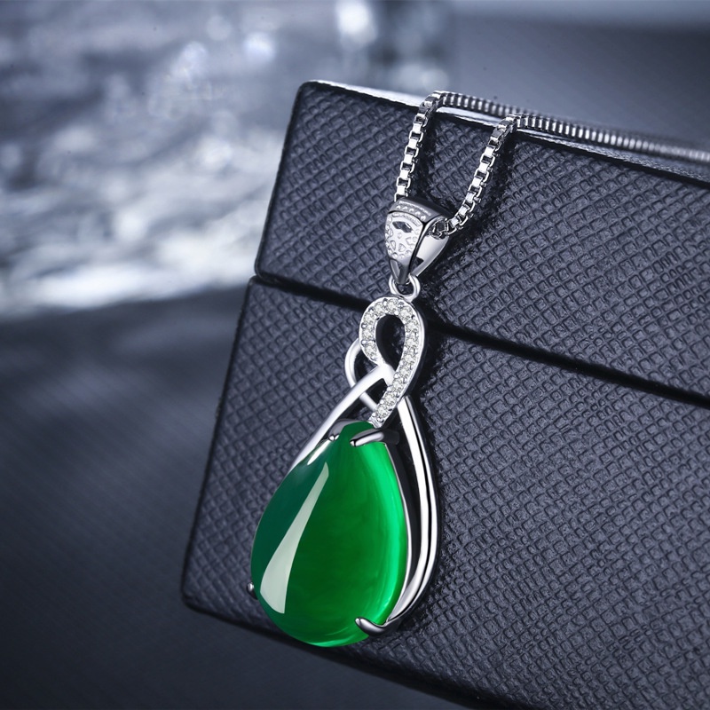 [Ready Stock]Fashion Inlaid Emerald Pendant Silver Plated Necklace