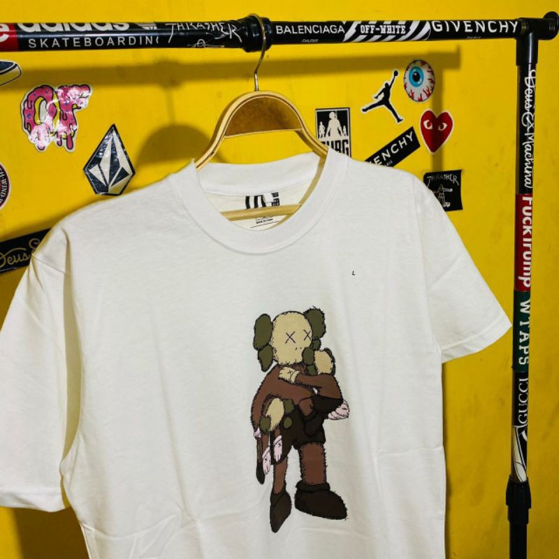 TSHIRT UNIQLO x KAWS
