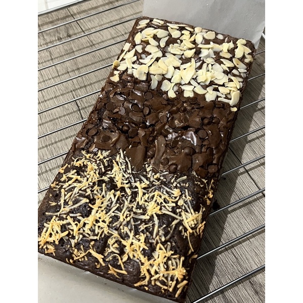 

Brownies Panggang Topping Almond, Choco Chip, Keju uk.10x20(Tanpa Sekat)