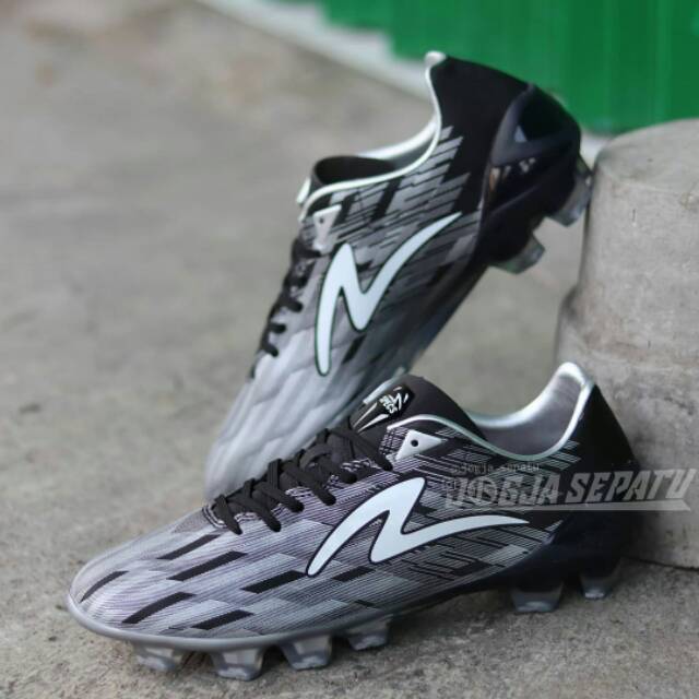 SEPATU SEPAK BOLA SPECS ACCELERATOR LIGHTSPEED II PRO FG - BLACK /SILVER