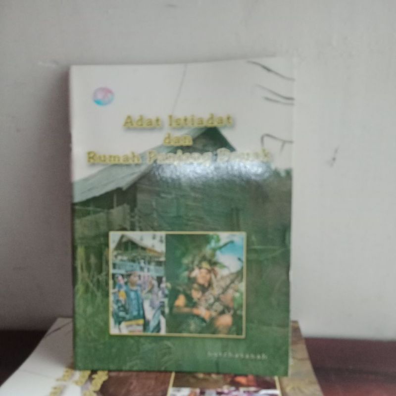 buku pengetahuan. Adat istiadat dan Rumah panjang dayak