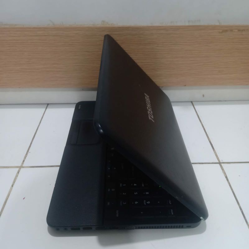 Laptop Toshiba Satelite C850D Amd E2 Vga Amd Radeon HD7310 Ram 4GB/320GB Layar 15in