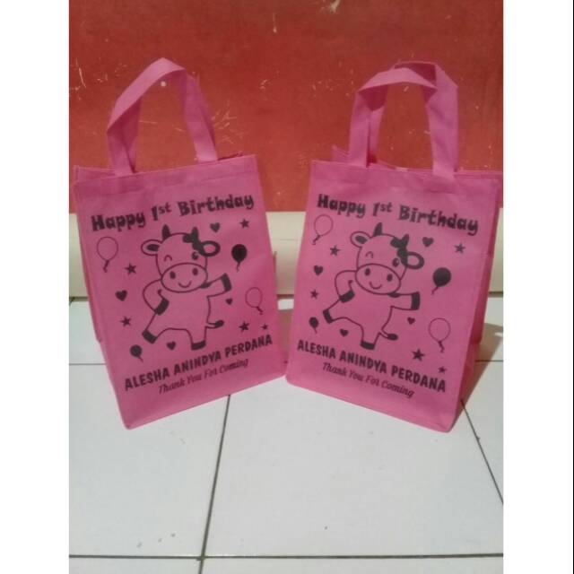 

tas ultah / tas ultah sablon / tas berkatan murah / goodie bag 18×18×30 / muat stero foam (box nasi)