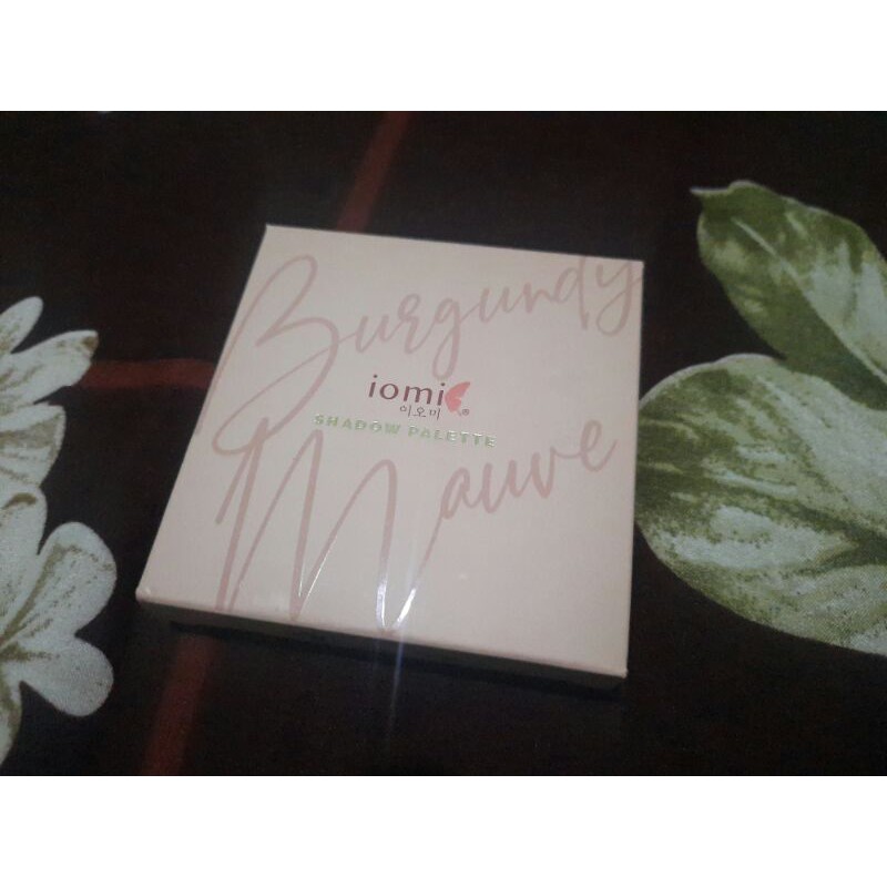 (preloved like new) Iomi eyeshadow palette Burgundy mauve