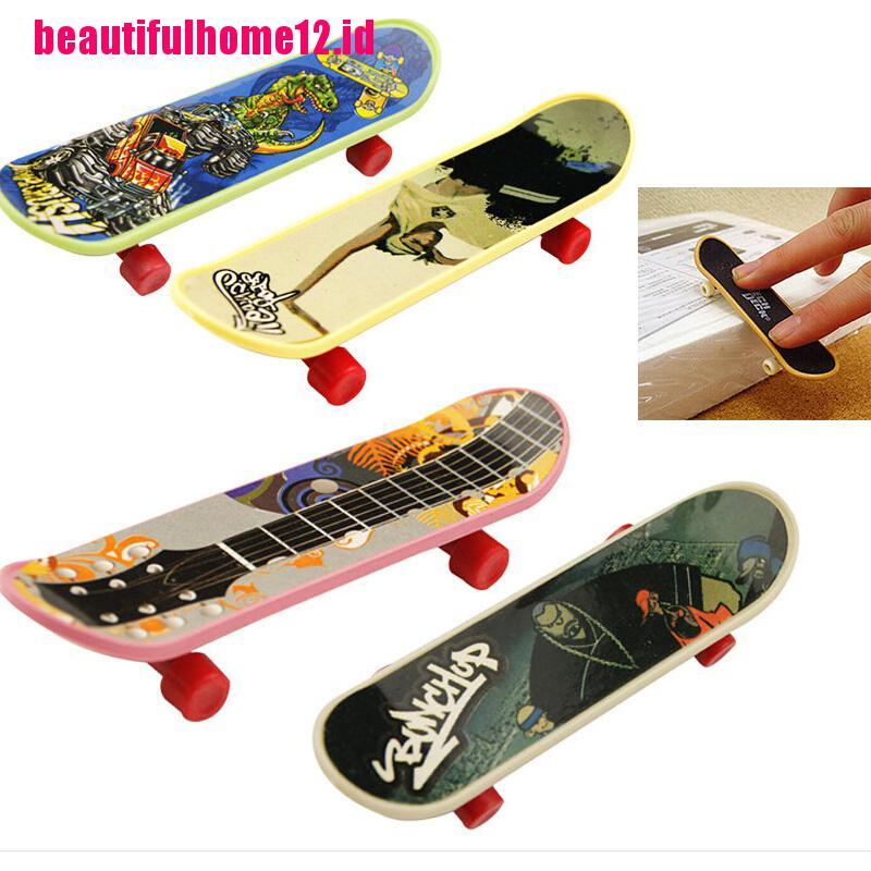 1pc Mainan Skateboard Jari Mini 3.7 &quot;Untuk Anak Laki-Laki / Perempuan