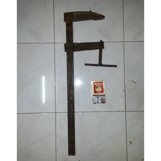 Peralatan kerja tukang jadul antik kuno bahan dari besi semacam ragum