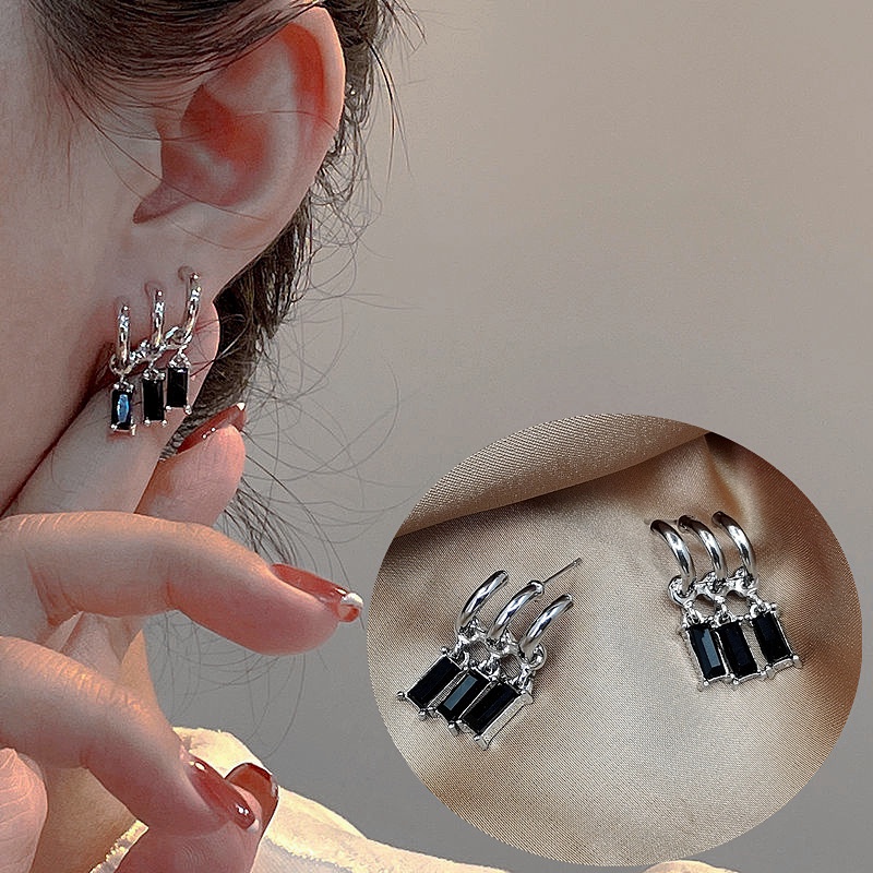 Anting Rumbai Liontin Kristal Zircon Tiga Baris Warna Hitam Gaya Klasik Elegan Untuk Wanita