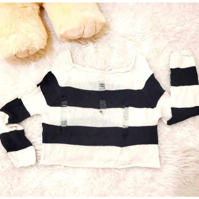 Blouse rajut garis garis hitam putih
