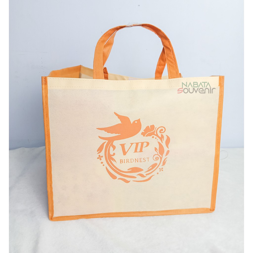 

Tas Spunbond Tebal 2 warna Custom Size Free Sablon 22x15x45 cm