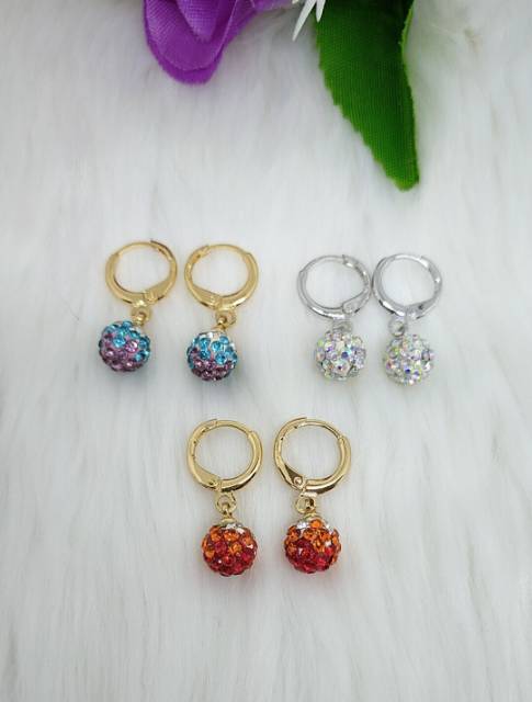 Anting-anting batu berwarna