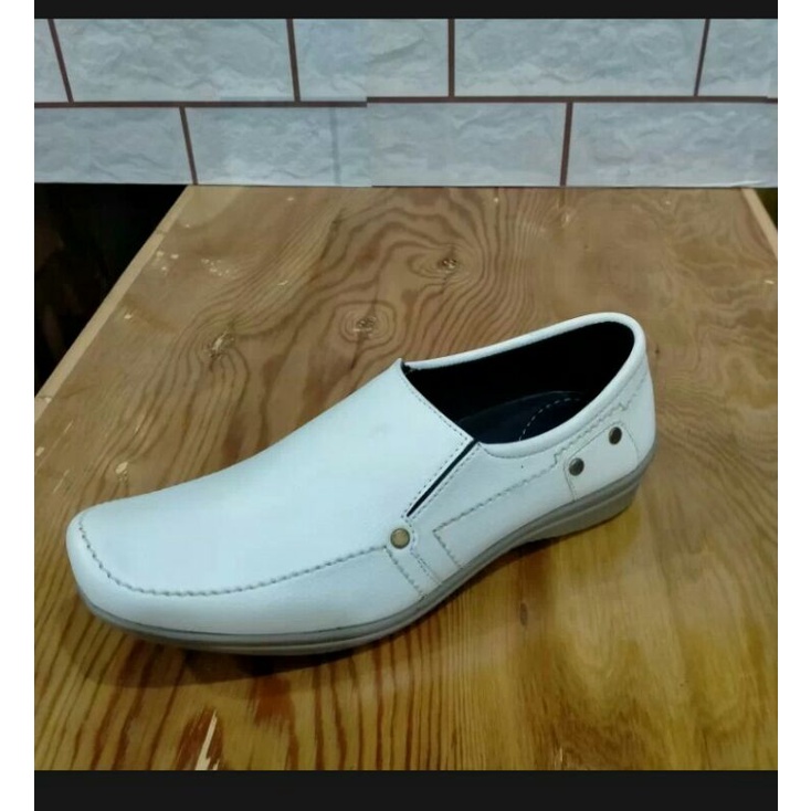 sepatu kerja putih/sepatu casual putih/sepatu putih kuliah kesehatan