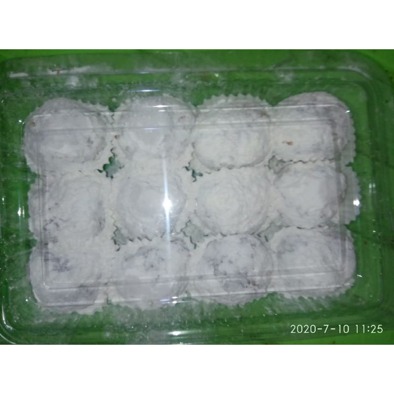 

kue mochi isi kacang tanah dengan balutan wijen dan tepung