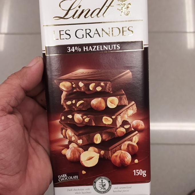 

TERLARIS LINDT GRANDES DARK HAZELNUT 150GR MAKANAN & MINUMAN