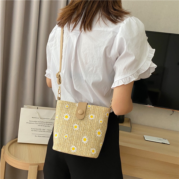 Tas Selempang Wanita Korea Bucket Kancing Bahan Anyaman Jerami Motif Daisy Sling Bag Import