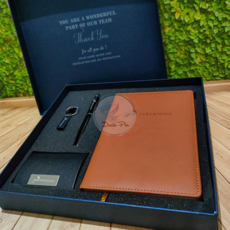 

HJK Premium Custom USB Giftset. USB + Pen + Notes A5 + Card Holder Eksklusif, Kado Elegan Design